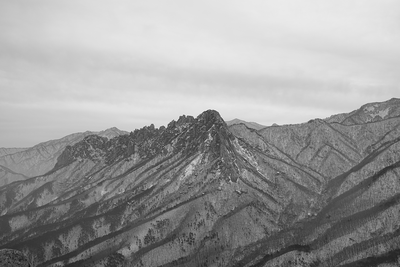 눈내린 겨울 산을 찍은 흑백사진이다.