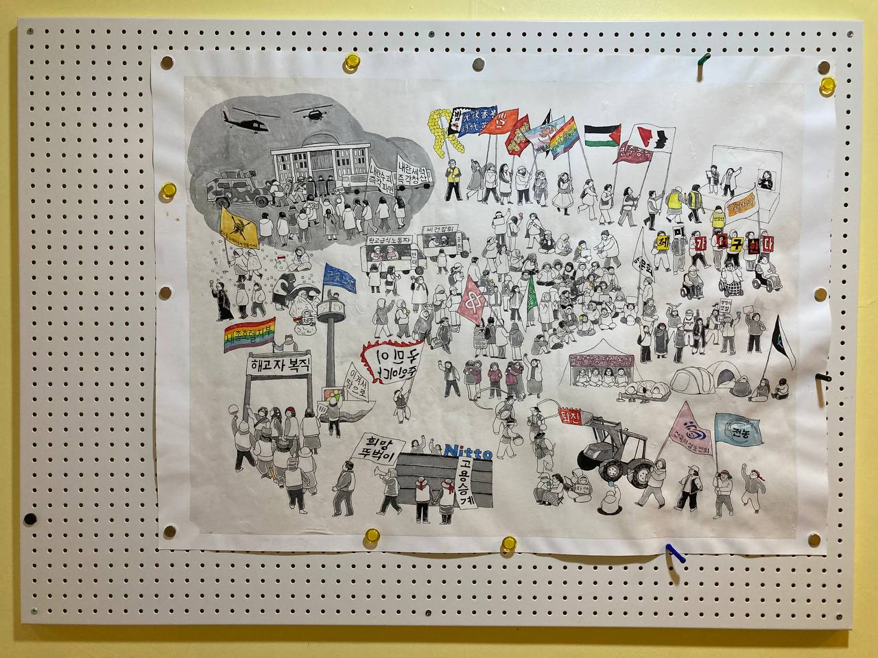 종이에 그려진 드로잉의 이미지다. 약간의 원색과 검은색, 회색으로 표현된 드로잉은 노란색 벽의 흰색 타공판에 자석으로 부착되어 있다.  전체적으로 광장에 모여 집회를 하거나 행진을 하는 많은 사람들의 모습이 표현되어 있다. 화면은 몇 개의 장소를 나누어 표현하고 있다. 왼쪽 상단에는 비상계엄이 선포된 당일에 국회에 군과 경찰이 투입되고 시민이 이에 저항하는 장면이 있다. 오른쪽 상단 끝에는 집회를 진행하는 사회자와 수어통역이 보이는 무대가 있다. 상단 왼쪽에서 오른쪽 방향으로 깃발을 든 많은 사람들이 행진하고 있다. 민주노총, 민주동덕, 팔레스타인, 무지개행동, 마법소녀, 정대만, 미얀마연대, 홍콩연대, 세월호추모 깃발 등이 보인다. 왼쪽 하단에는 세종호텔 해고 노동자, 거제통영고성조선하청 노동자, 한국옵티컬 해고노동자 투쟁의 고공농성장이 있다. 고공농성장 사이에는 희망뚜벅이 행렬과 많은 연대 시민이 있다. 왼쪽 중간에는 눈이 내리는 와중에 옷과 보온은박담요를 껴입고 농성중인 사람들의 모습, 길을 안내하는 수사의 모습 등이 보인다. 오른쪽 하단에는 '퇴진' 구호를 단 트랙터와 전국여성농민회, 전농 깃발을 들고 걷는 사람들, 앉아서 피켓이나 응원봉을 든 사람들이 있고 그 앞에 풍물패가 연주를 하고 있다. 오른쪽 중간에는 '페미가 요구한다'라는 구호의 각 글자 피켓을 들고 행진하는 사람들과 그 앞쪽에 휠체어를 타고 '저항하라'라고 적힌 깃발을 들고 행진하는 사람들의 모습이 있다. 그 장면의 하단에는 천막을 세우고 철야 농성, 단식농성을 하는 사람들의 모습이 있다. 가운대에는 학교급식노동자와 비건감튀의 푸드트럭, 음식을 나눠주는 사람들, 앉아서 응원봉이나 피켓, 읽을거리나 뜨개질거리 등을 들고 집회에 참가하는 다양한 사람들의 모습이 있다. 중간중간 깃발을 든 사람들도 보인다. 화면 중앙 중하단부에는 기뻐하며 손을 치켜 들거나 서로를 끌어안고 눈물을 흘리는 여러 사람의 모습이 보인다.